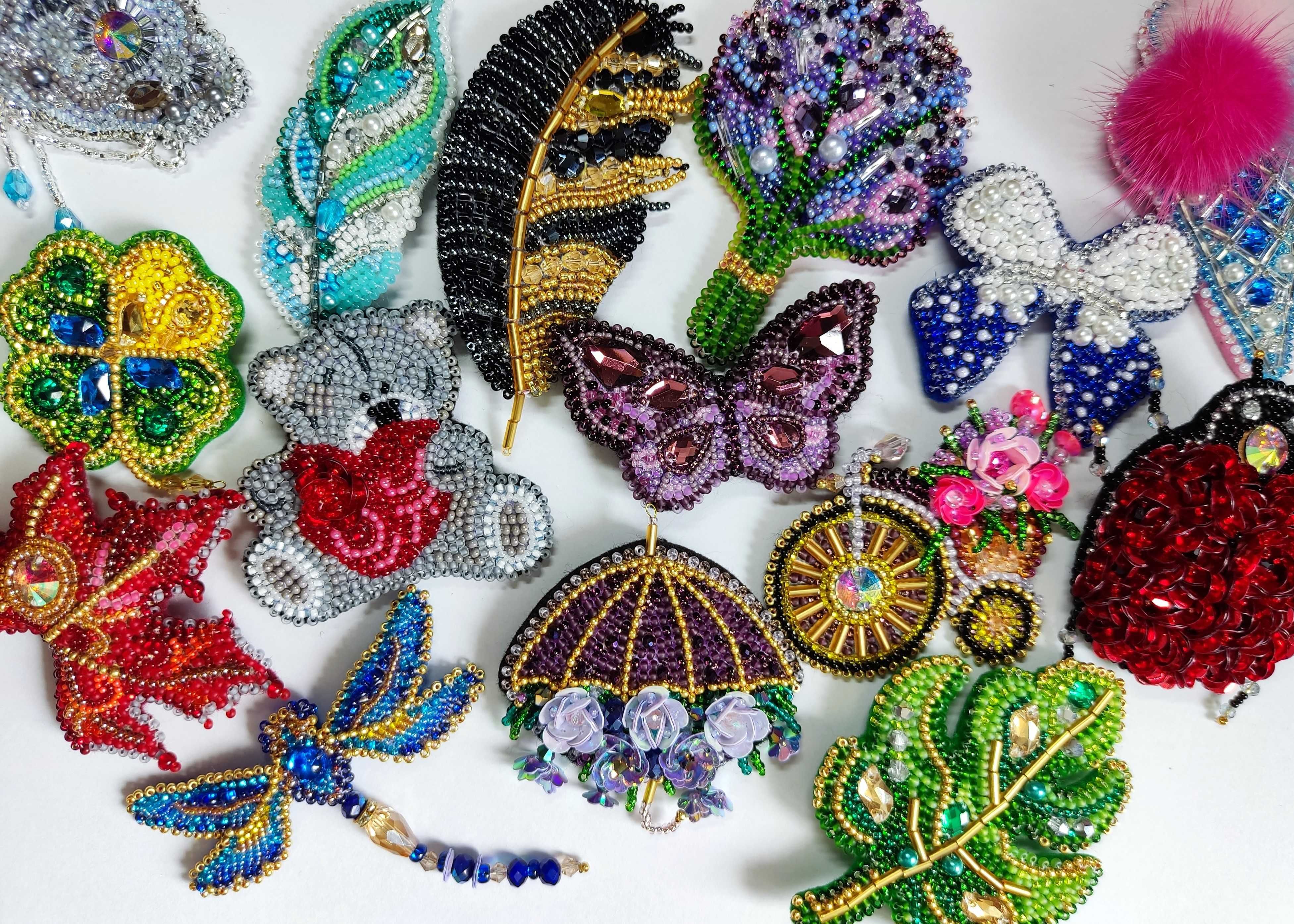 Брошка, прикраса, аксесуар, біжутерія, бісер ЛЕГКА ПІР'ЇНКА. Handmade