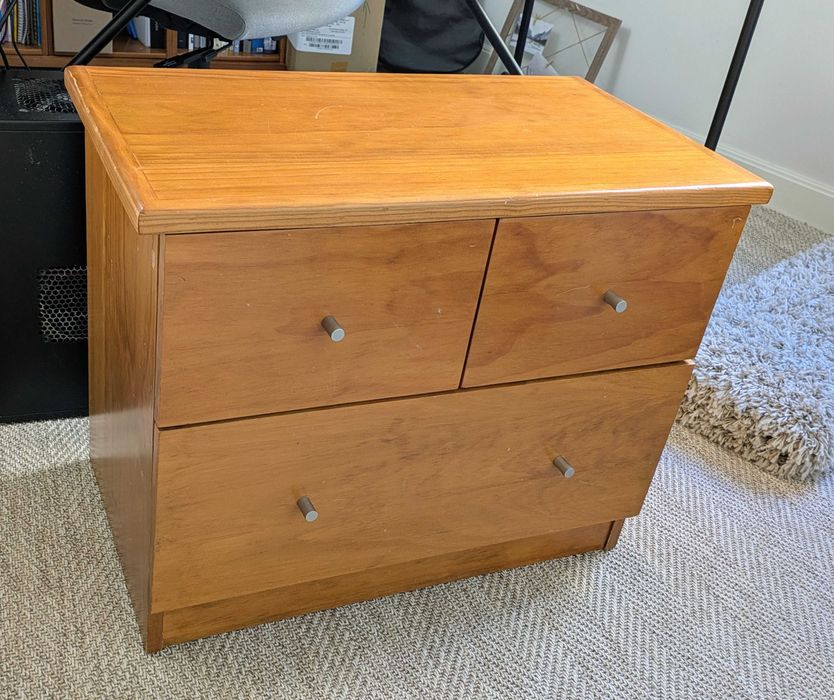 Móvel pequeno com 3 gavetas em madeira