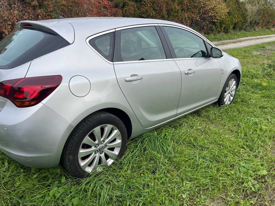 Opel Astra 1.4 Turbo Bardzo bogate wyposażenie, niski przebieg.