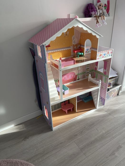 Drewniany domek dla lalek z akcesoriami
