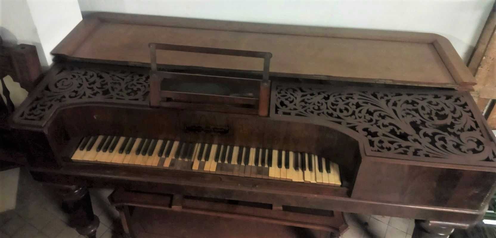 Piano forte 1870 restauro/ Decoração