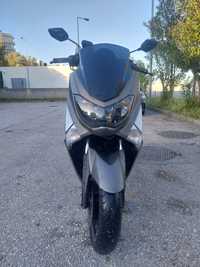 Yamaha nmax 125 com 2 Capacete