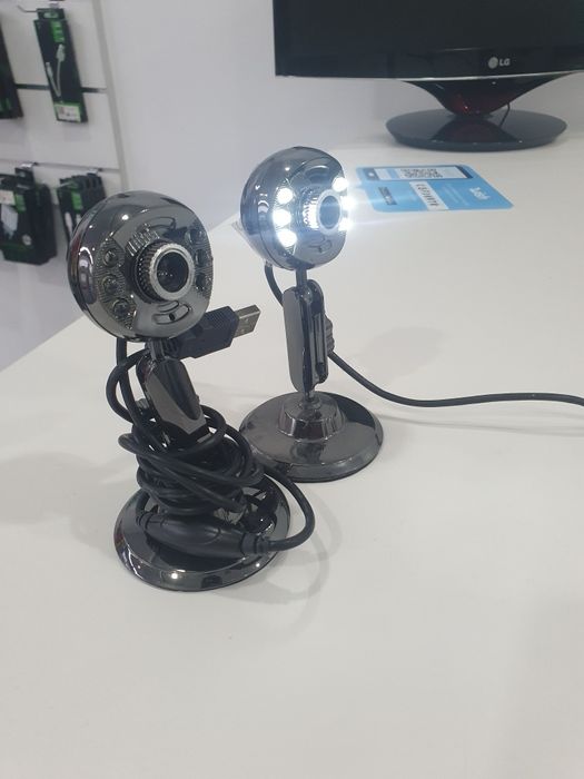 Câmaras Web USB com luz e foco manual