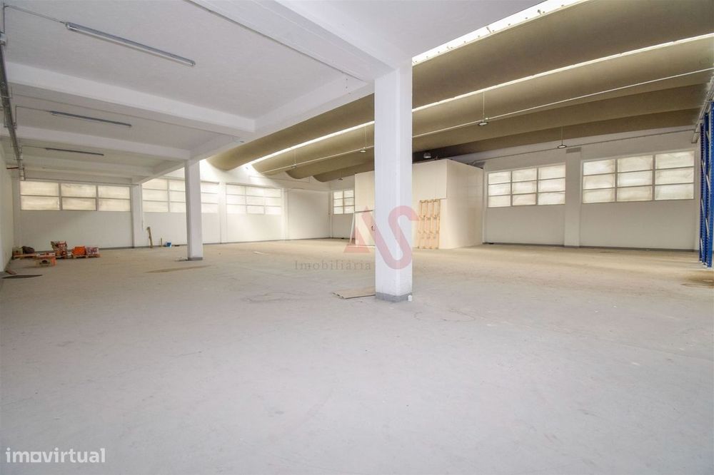 Armazém com 2.611,80 m² para arrendamento em Santa Iria de Azoia, Lour