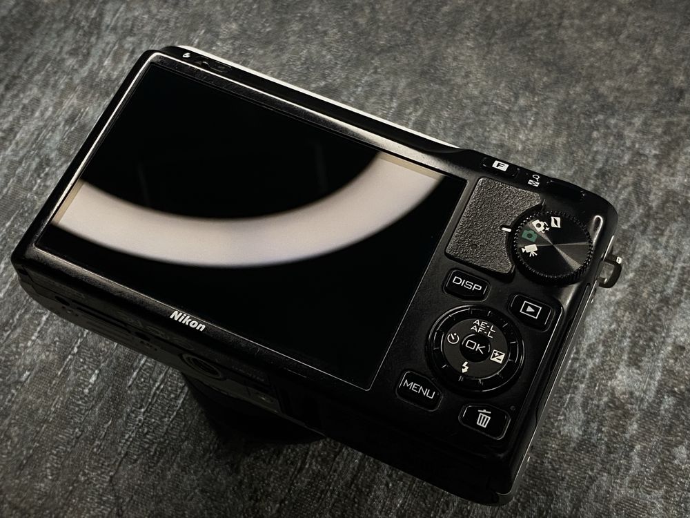 Nikon Coolpix 1 J1 беззеркалка з можливістю RAW