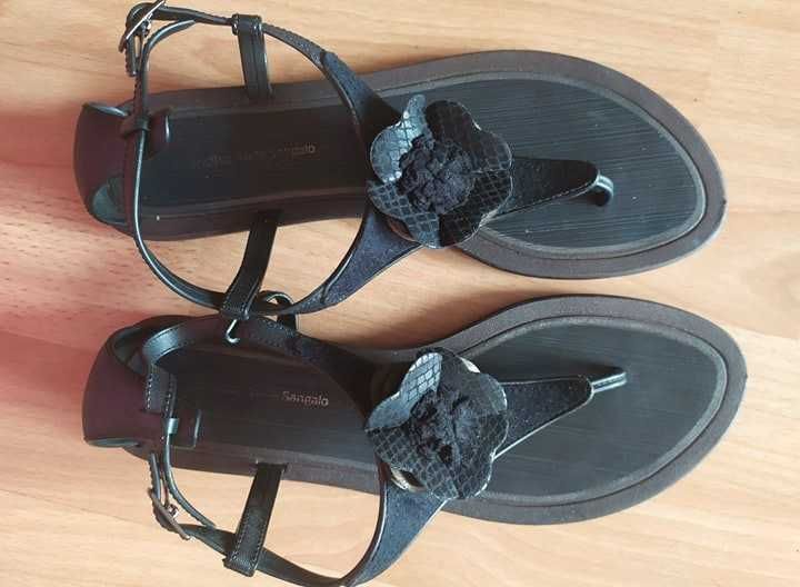Czarne nowe sandały z kwiatkiem