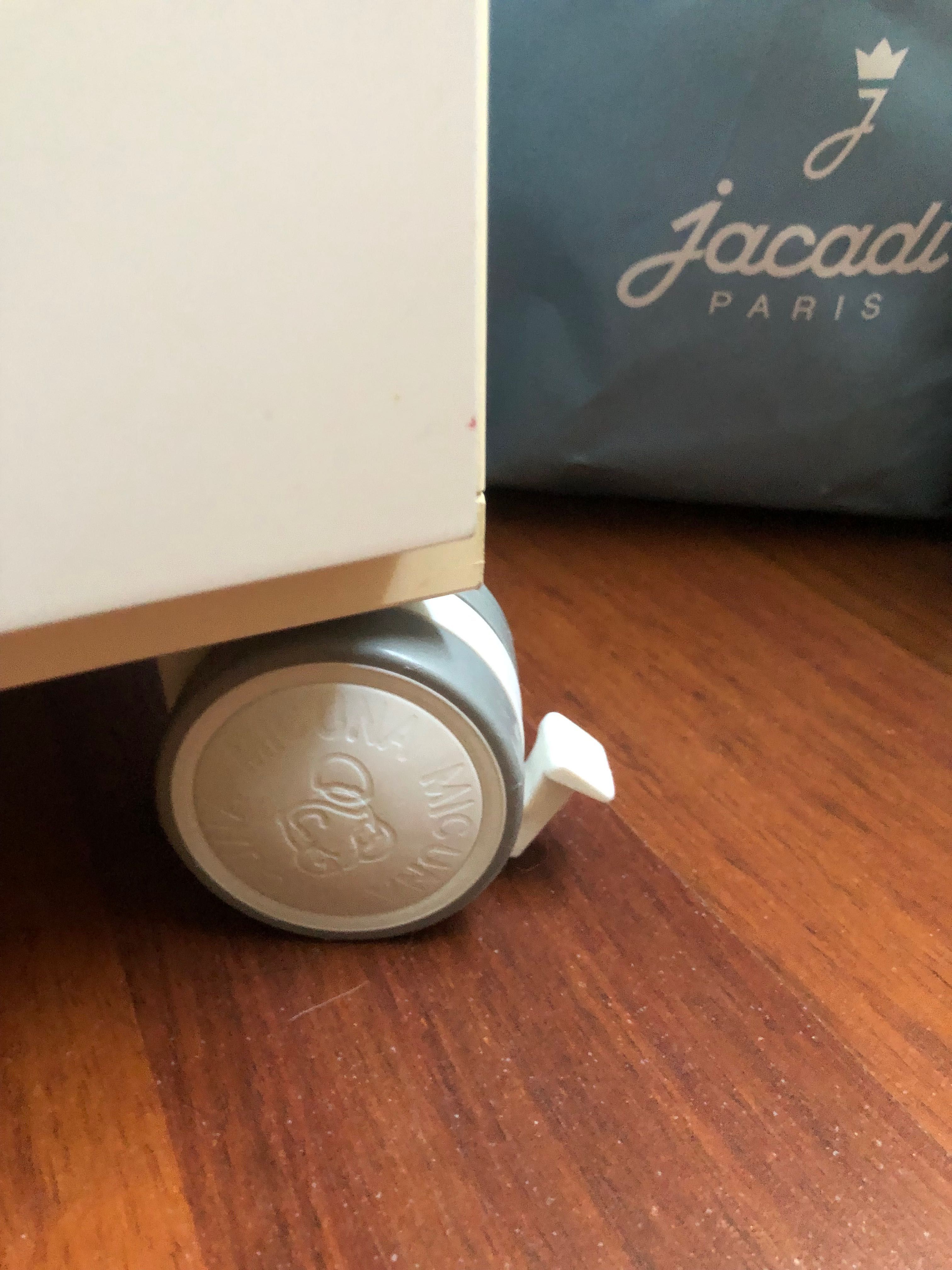 Cómoda bebé marca Micuna com banho