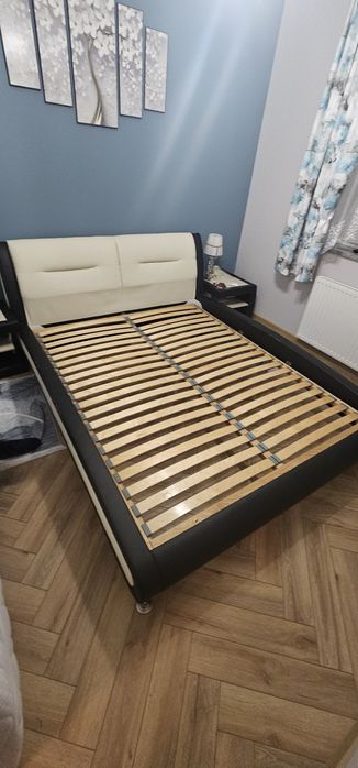 Łóżko z eco skóry z szafkami nocnymi