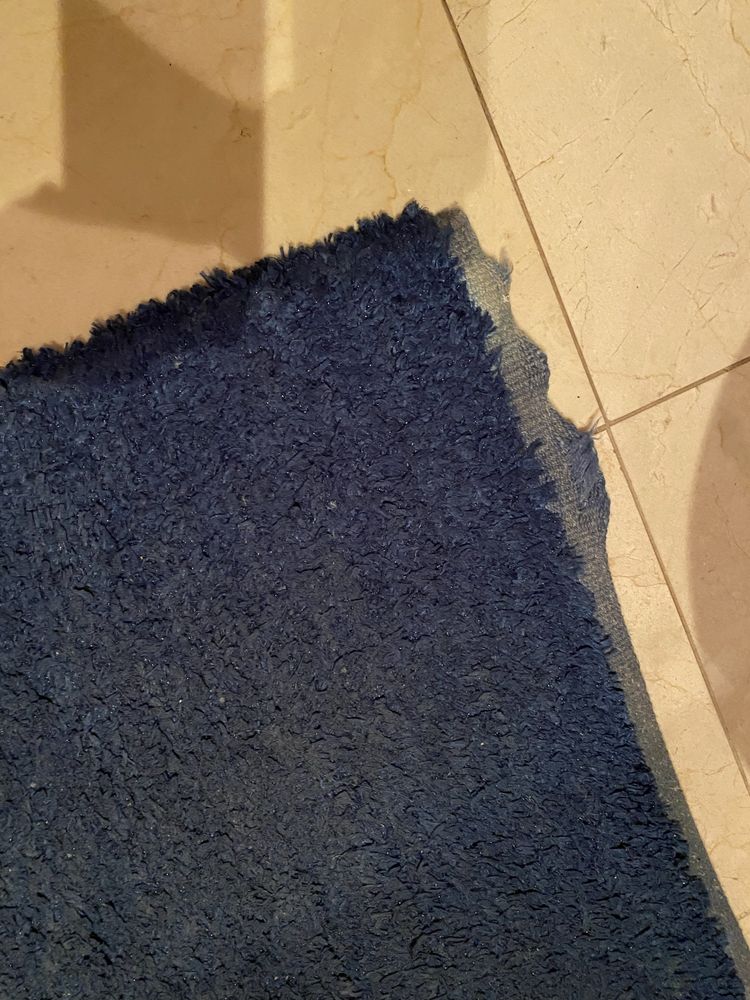 Tapete azul peludo