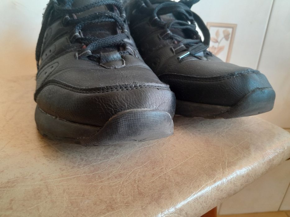 Продам осінні кросовки