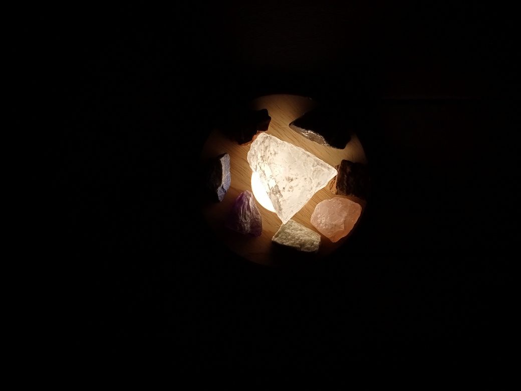 Lampka z kryształami kamieniami czakry Deluxa Mystic