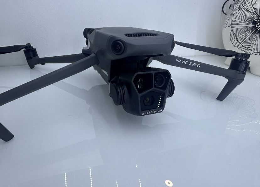 Нові квадрокоптери Mavic 3 Pro