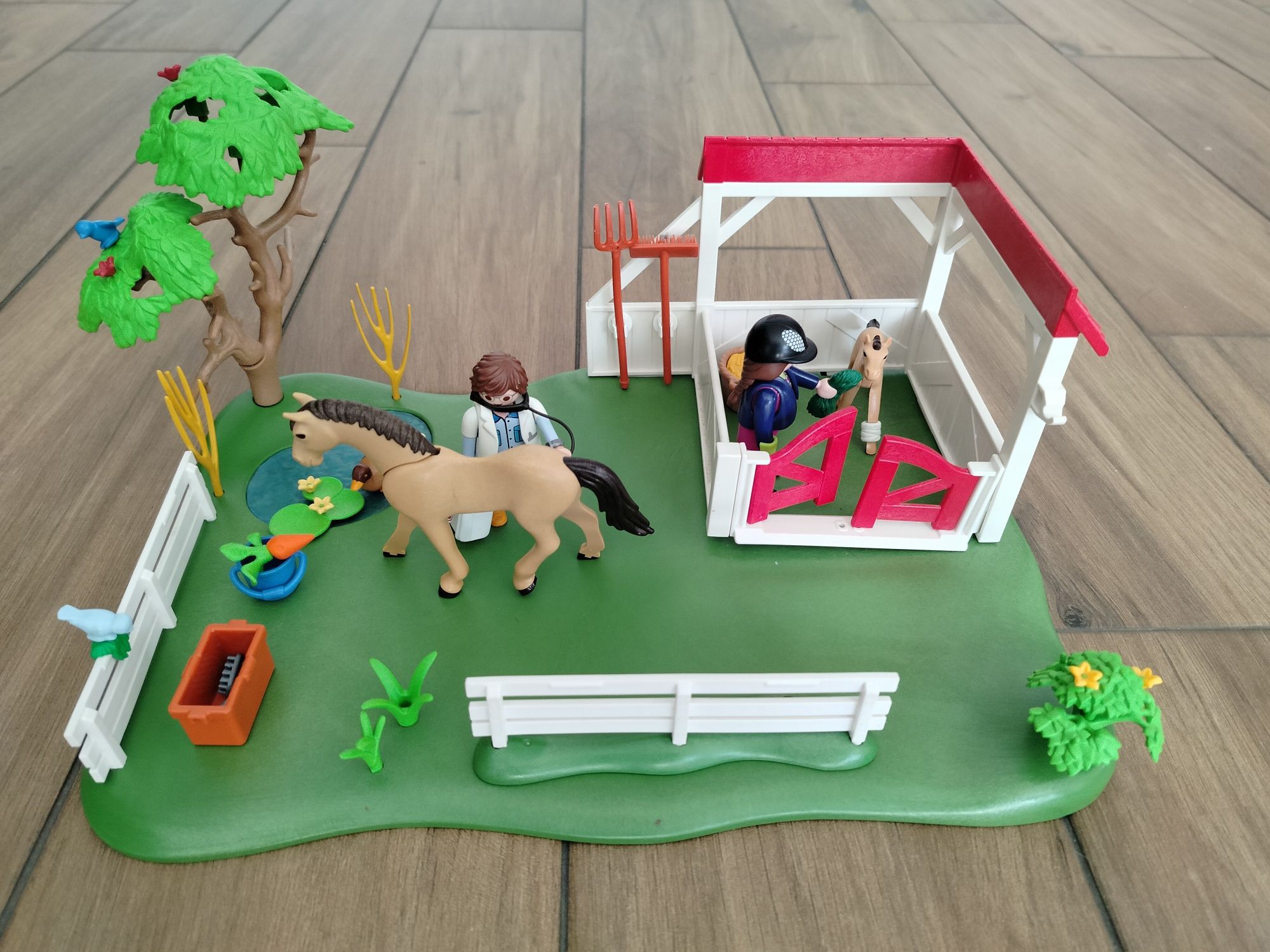 Playmobil zestaw 6147 Wybieg dla koni z boksem