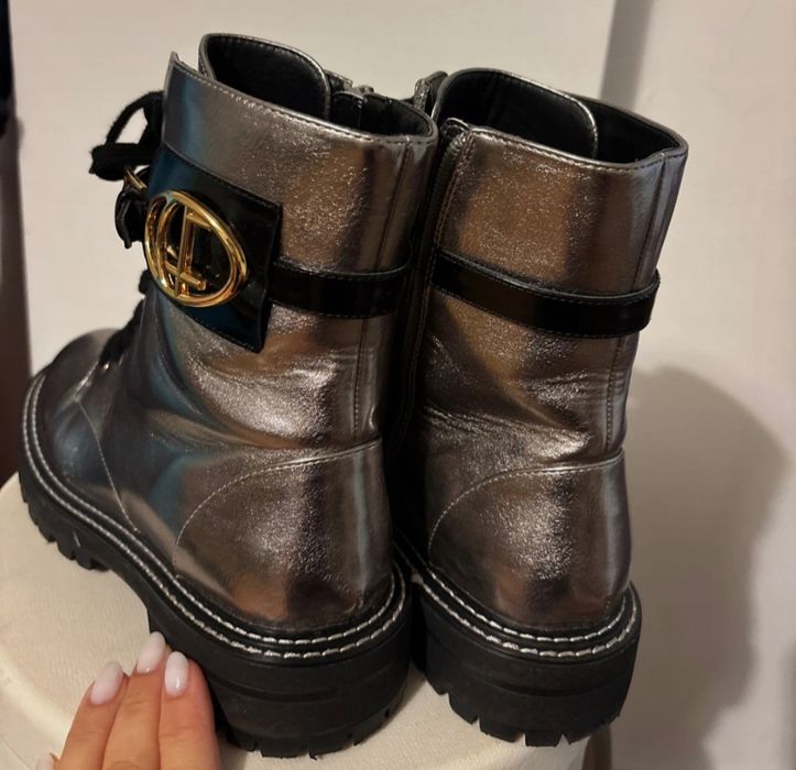 Botas cinzentas prateadas