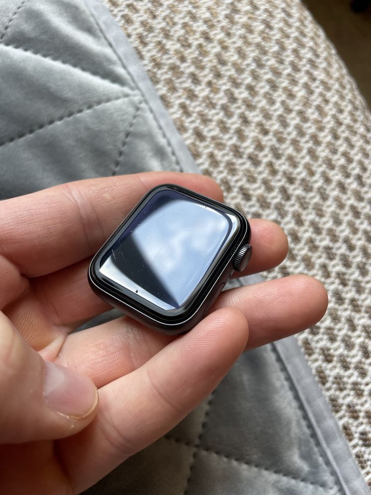 Apple Watch SE 40mm модель А2353 iCloud