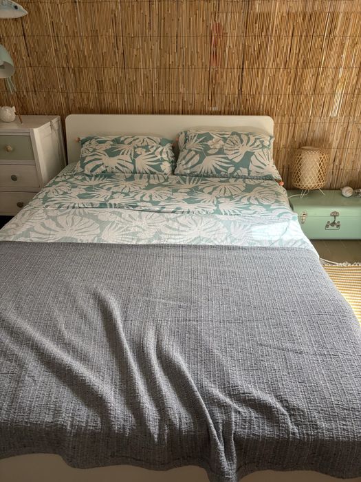 Cama branca com 1.40