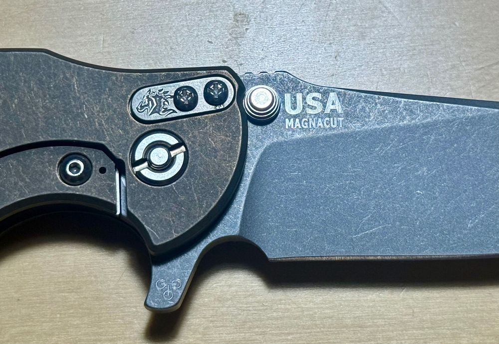 Nóż Rick Hinderer Jurasic Tytan Bronze Mgnacut mega zestaw