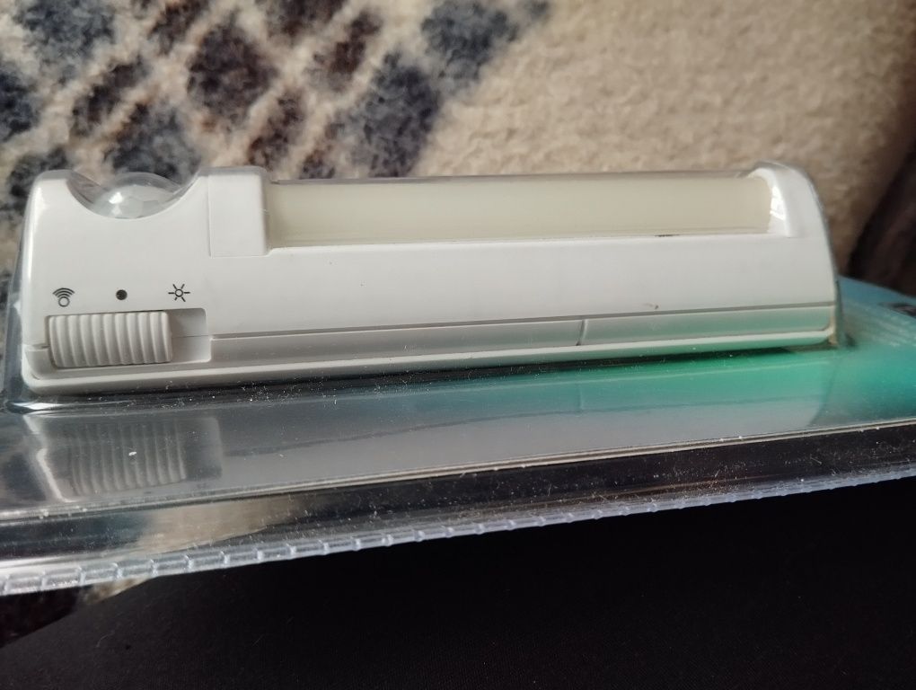 Lampka podszafkowa LED z czujnikiem ruchu i zmierzchu Nowa