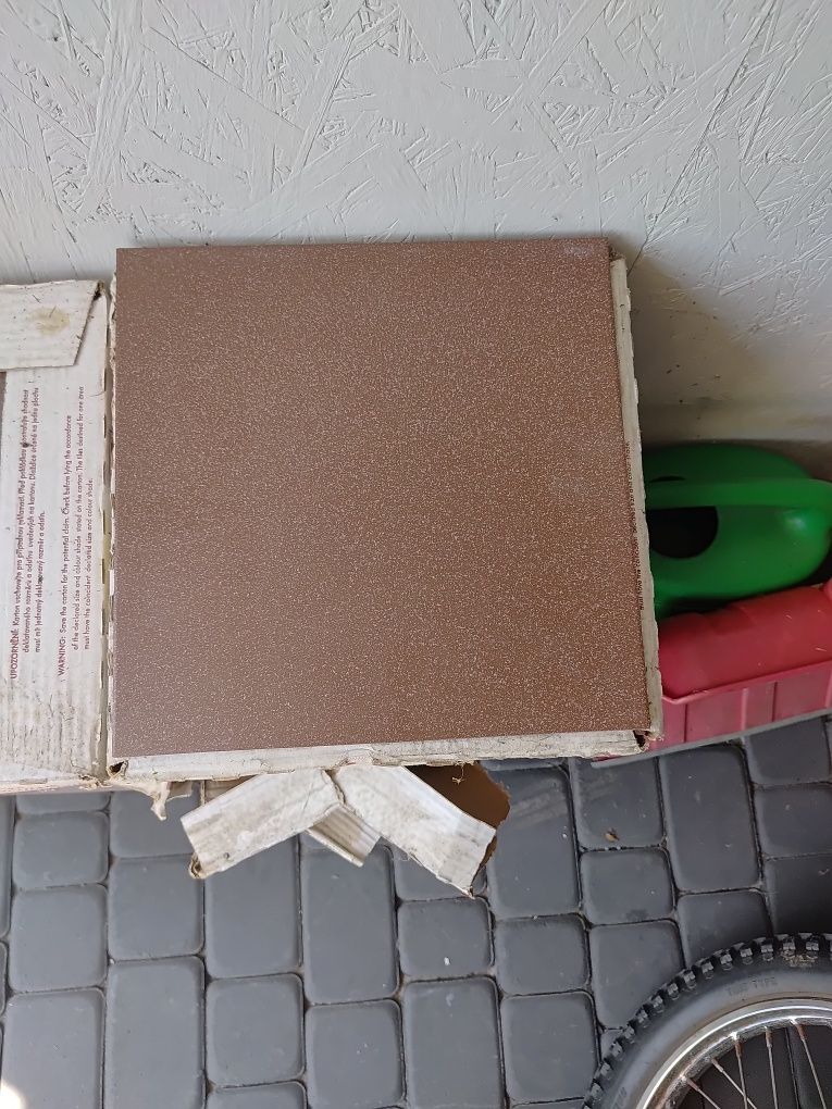 Flizy płytki gres w kolorze brązowym 300x300x9mm. Plyt