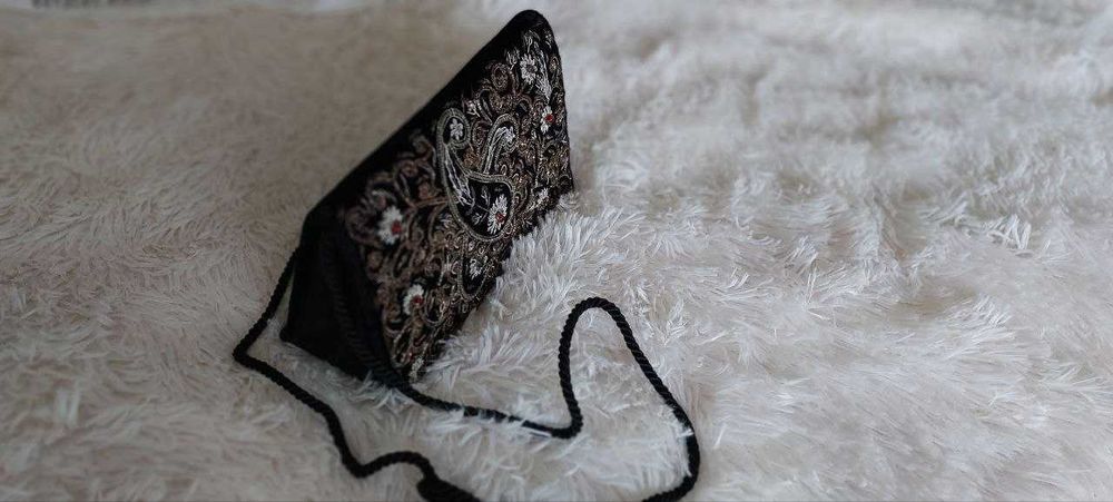 Сумка вечірня оксамитова жорсткий корпус з гарною розшивкою бісером.