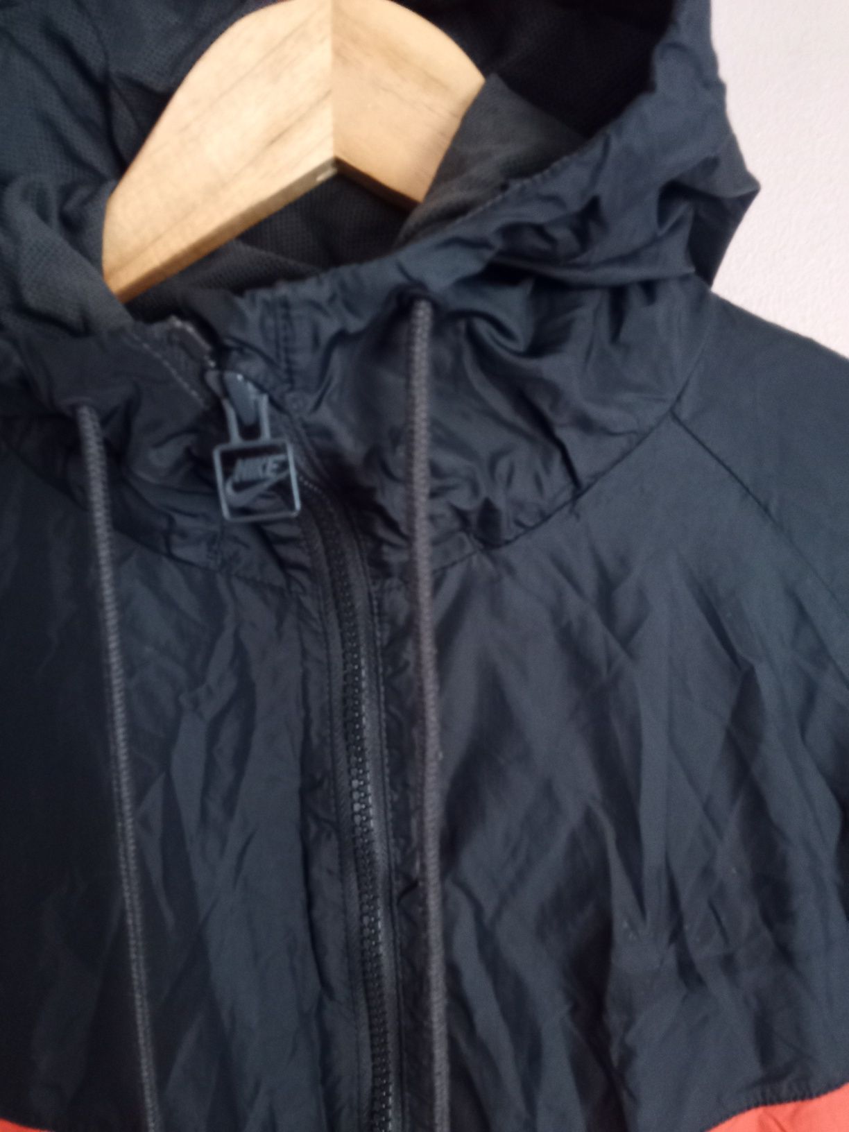 Czarno czerwona kurtka wiatrówka Nike