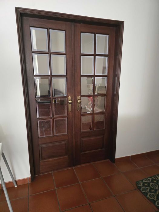 3 portas de madeira envidraçadas