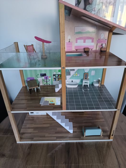 Domek dla lalek drewniany.