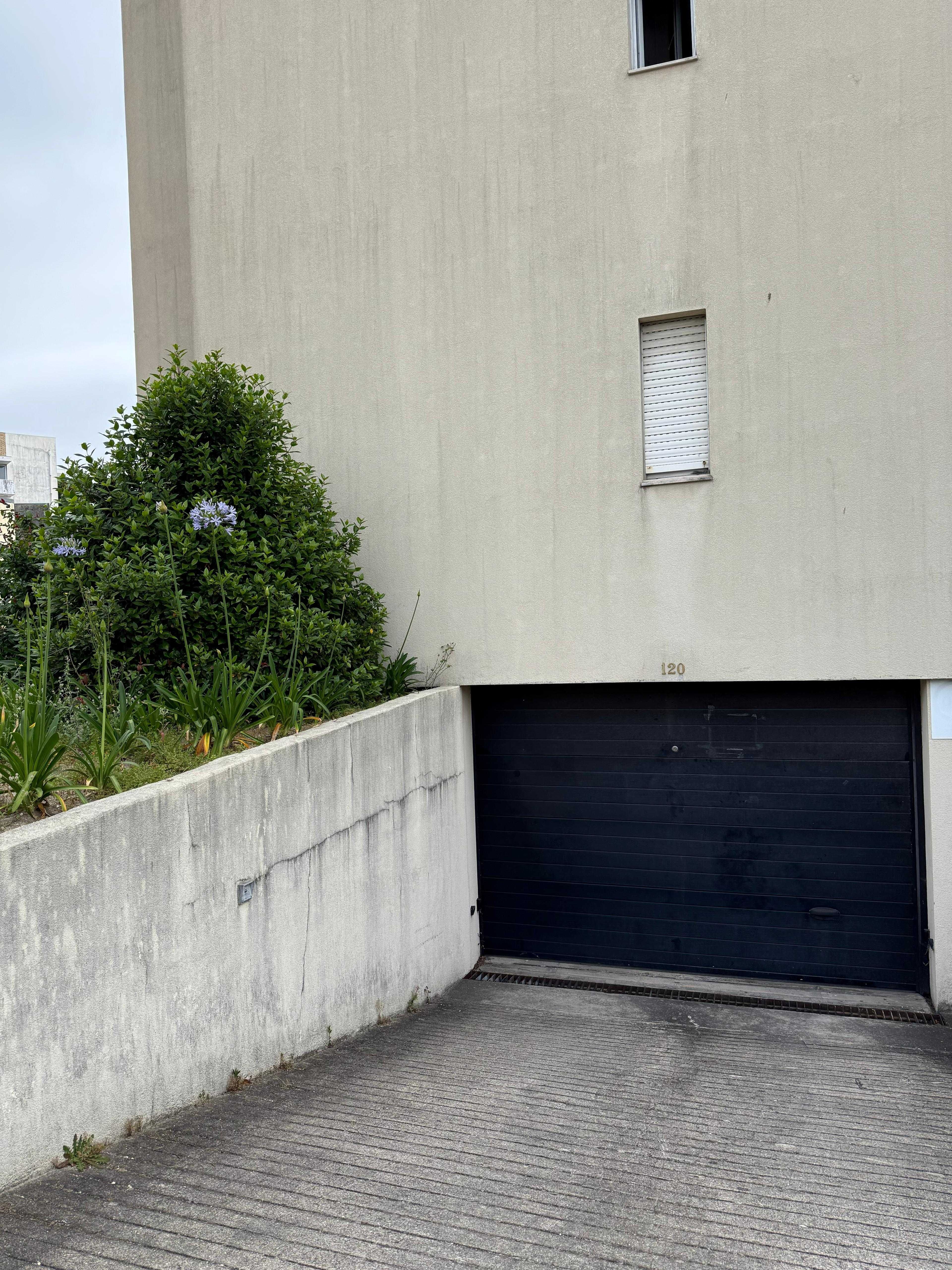 Lugar de Garagem no centro de Paredes