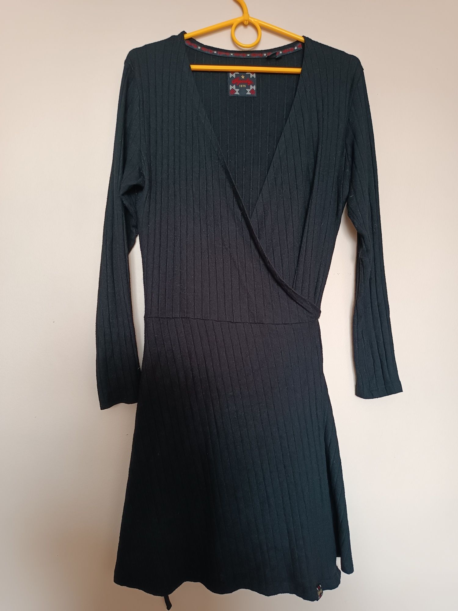 Czarna kopertowa sukienka Superdry