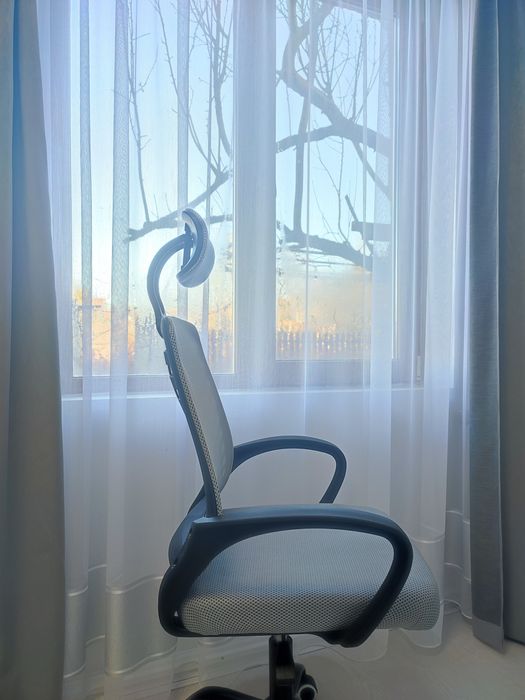 Продаж сірого офісного крісла