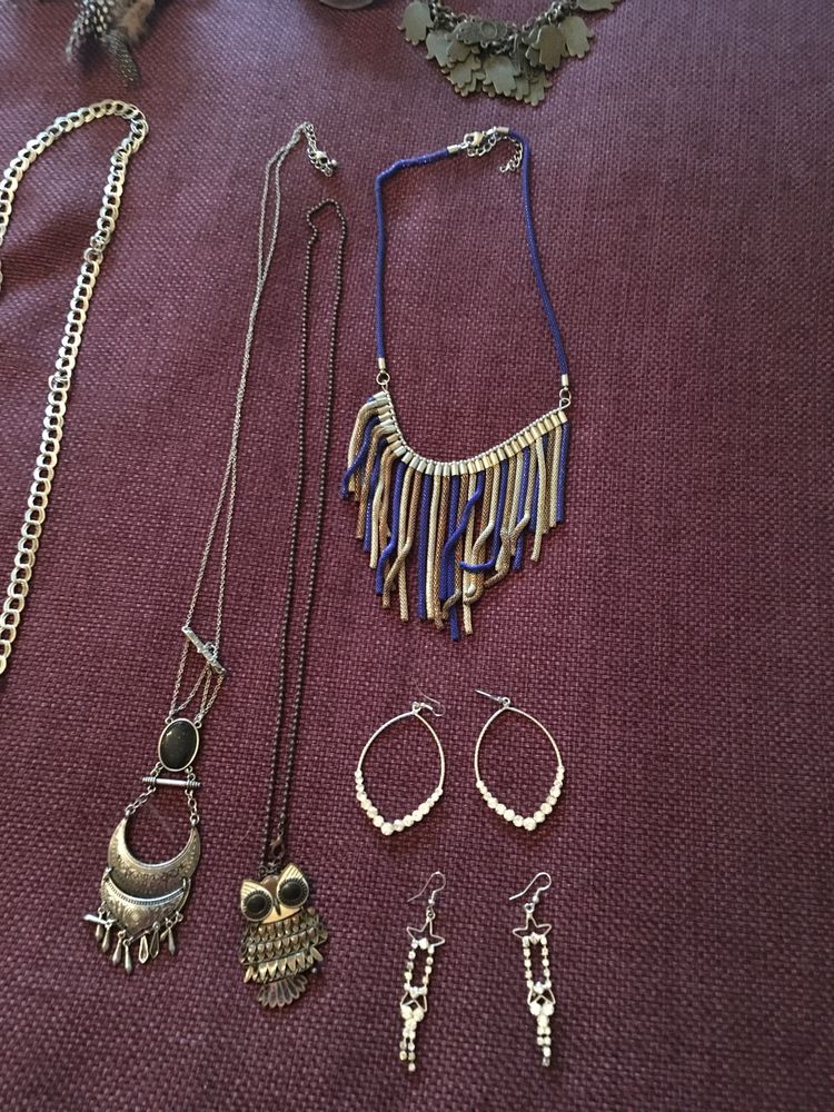 Conjunto de colares, pulseira e brincos