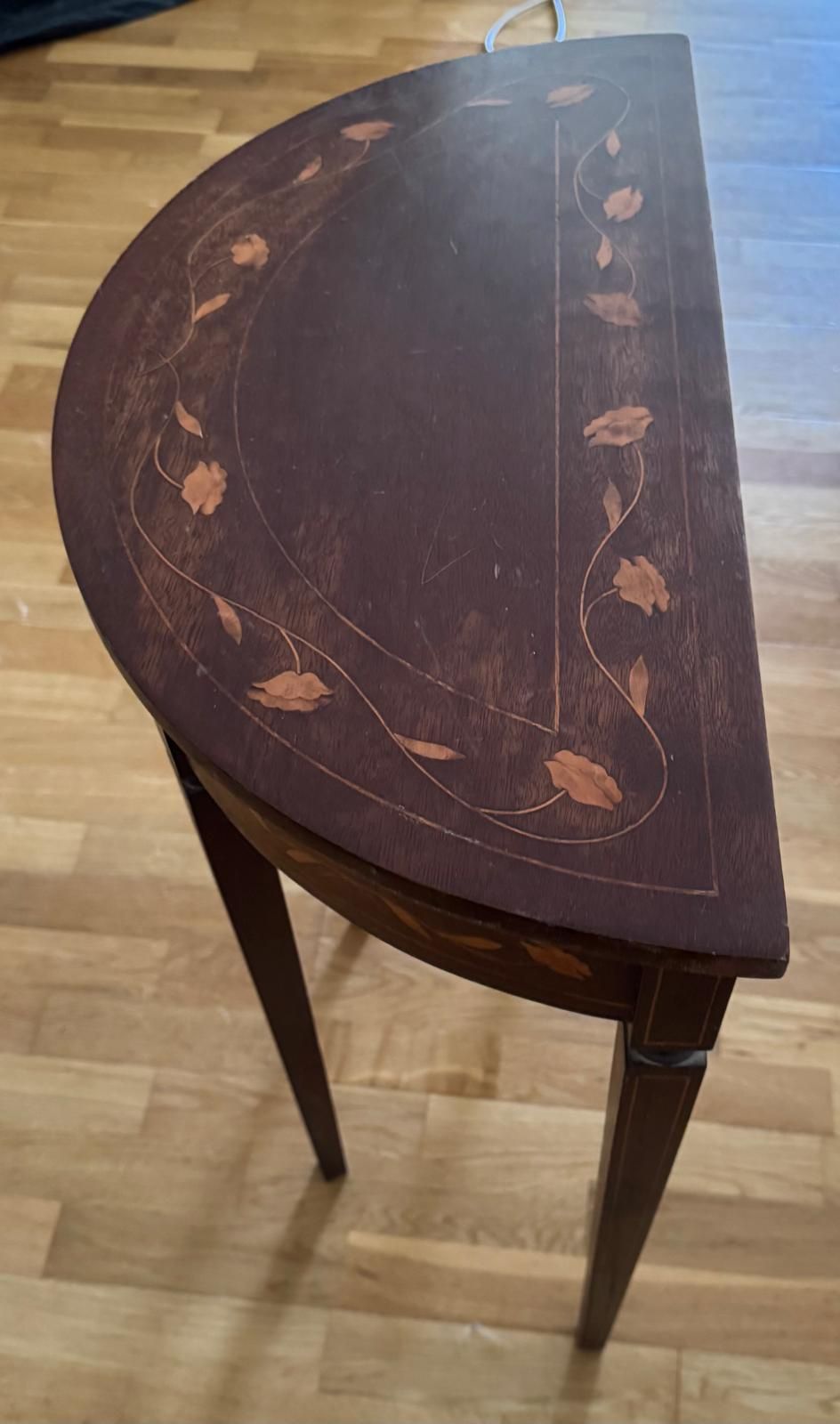 Uma mesa meia-lua com embutidos.