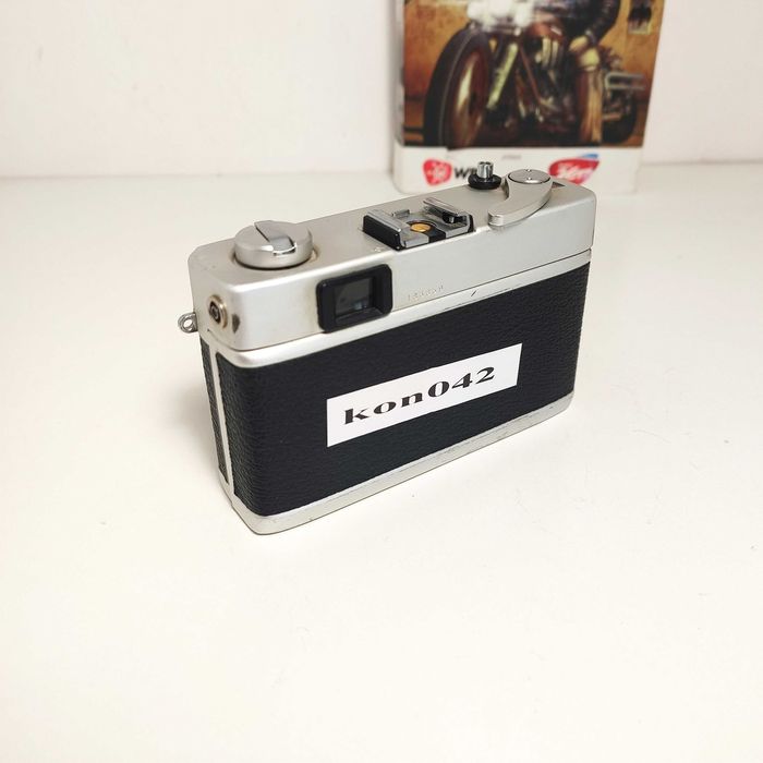 Analogowy kompaktowy Dalmierz KONICA C35 Automatic 1971 r SREBRNA