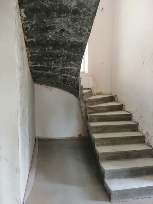 Бетонні сходи на поверх