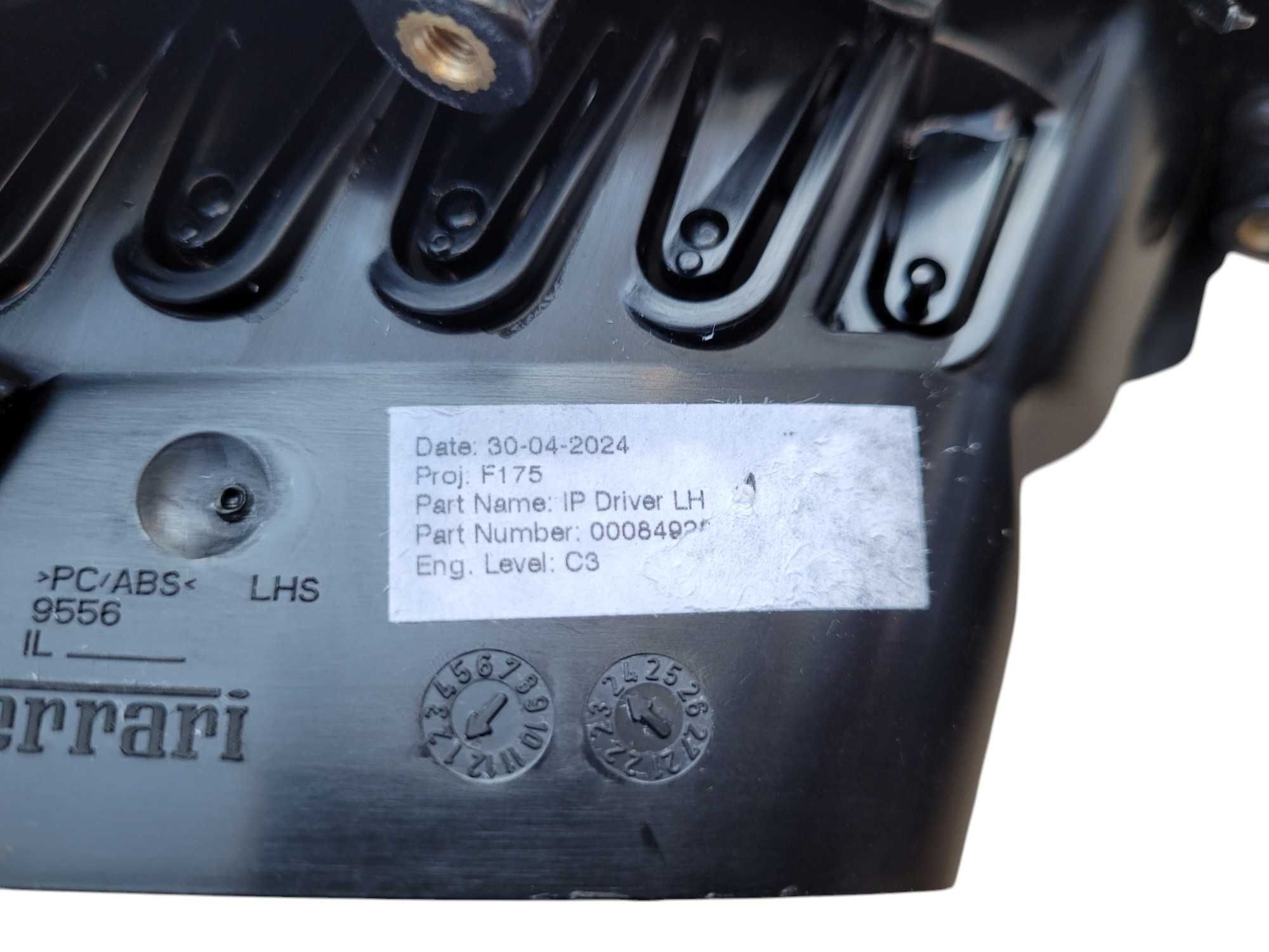 Ferrari Purosangue kratka nawiewu wentylacyjna vent LEWA dekor CARBON