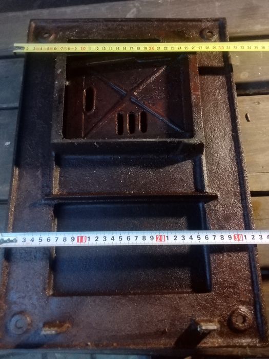 Żeliwne drzwiczki do pieca kuchennego