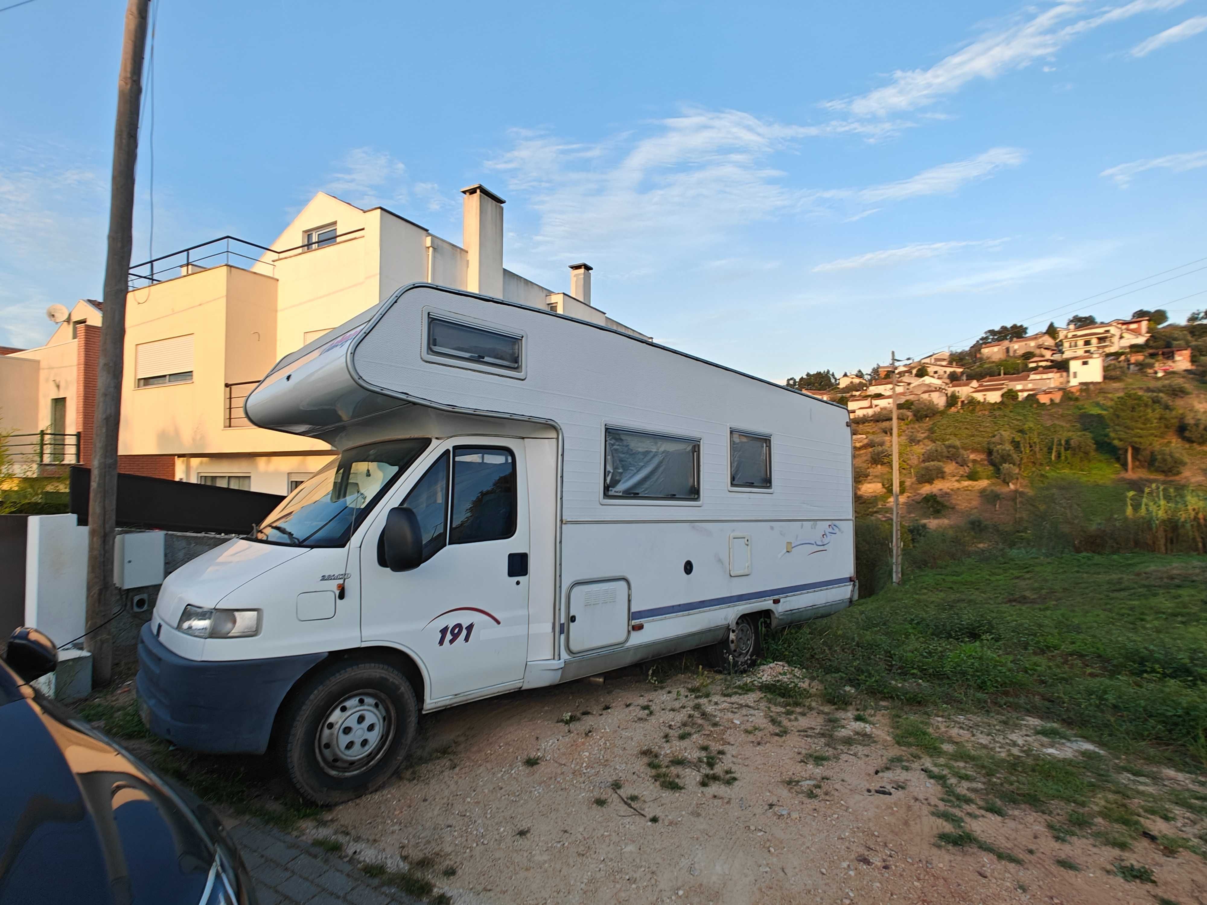 autocaravana com 2 camas sempre feitas, garagem para mota