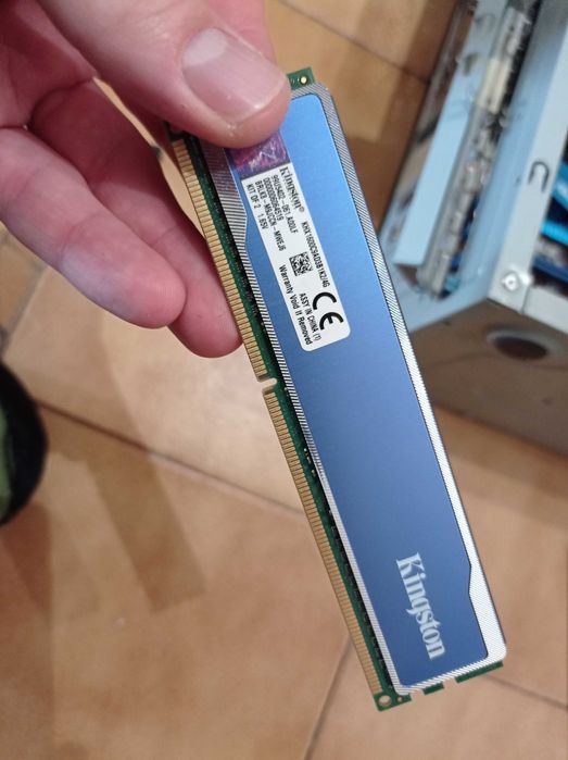 Caixa de computador com memórias e fonte de alimentação64730270111875123