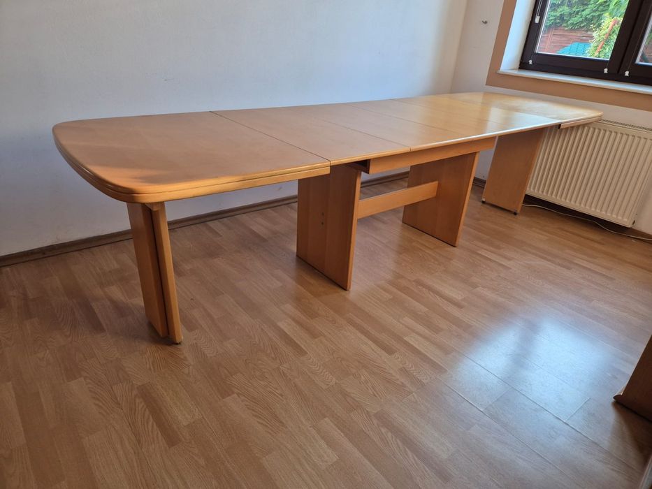 Stół drewniany z krzesłami