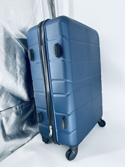 Nowa średnia walizka abs/ walizki