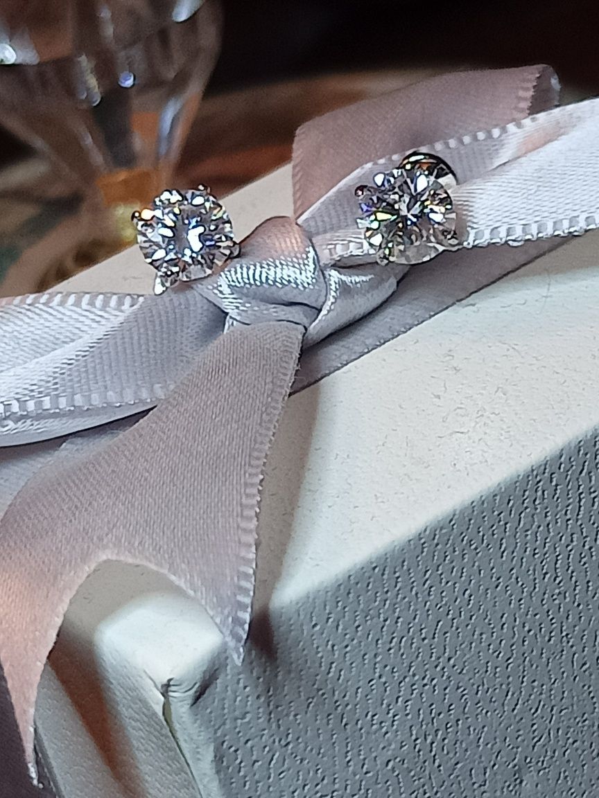 Стильные серьги с бриллиантом 1ct.