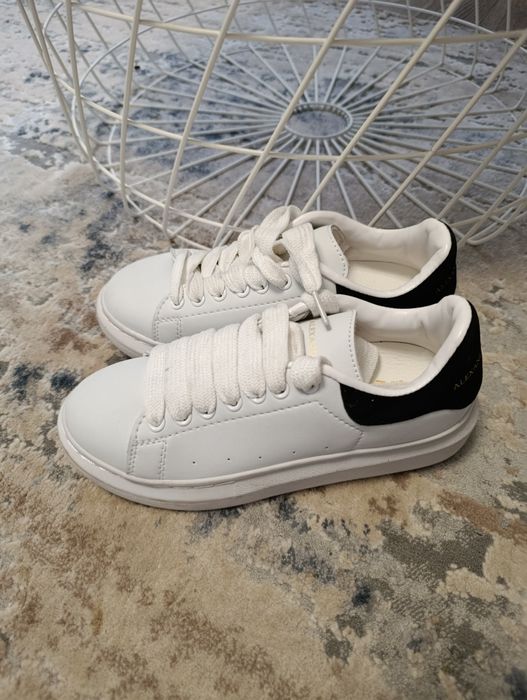 Жіночі кросівки alexander mcqueen white black білого з чорним кольорів