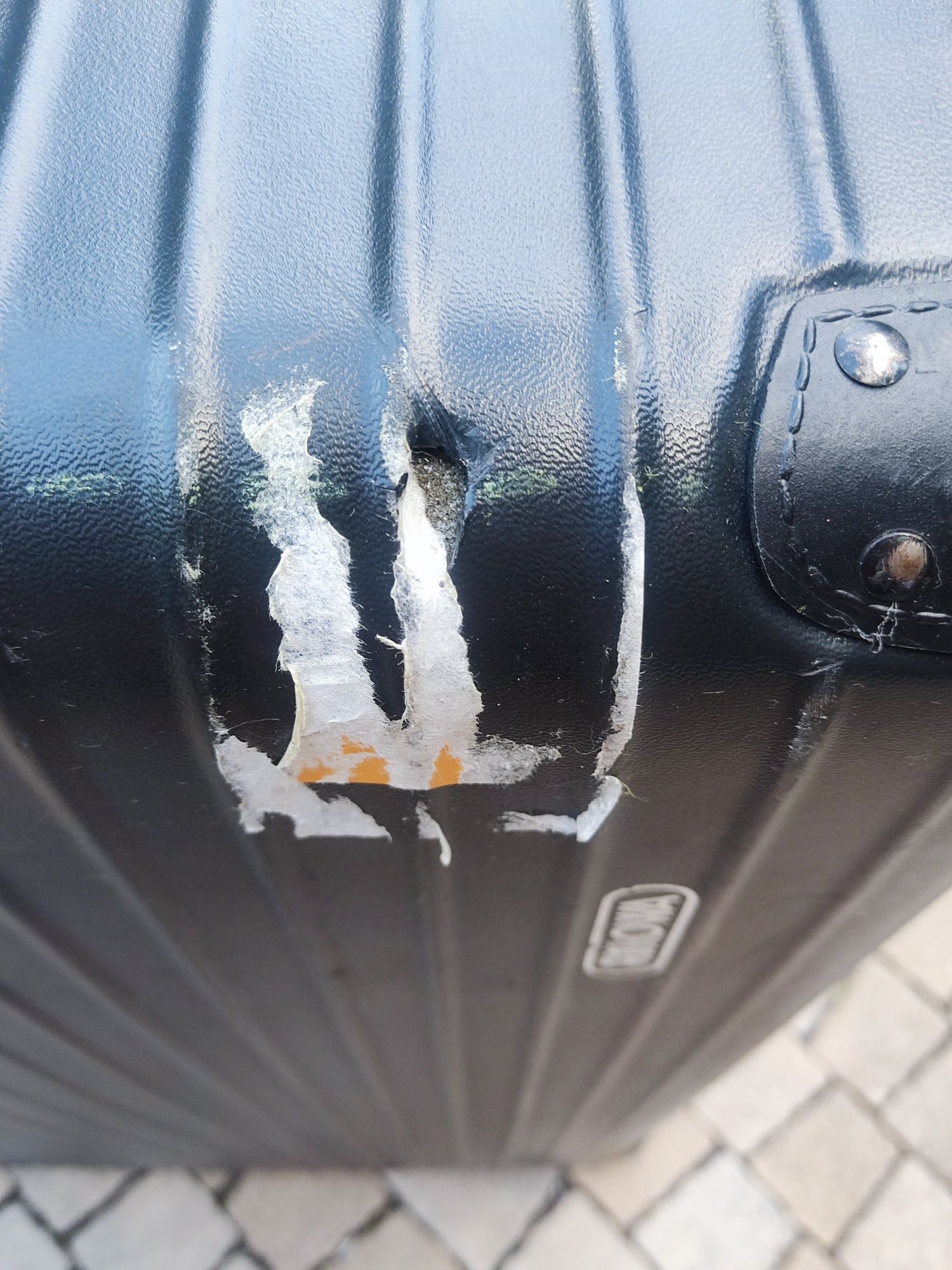 Duża walizka aluminiowa RIMOWA  z kluczykami.