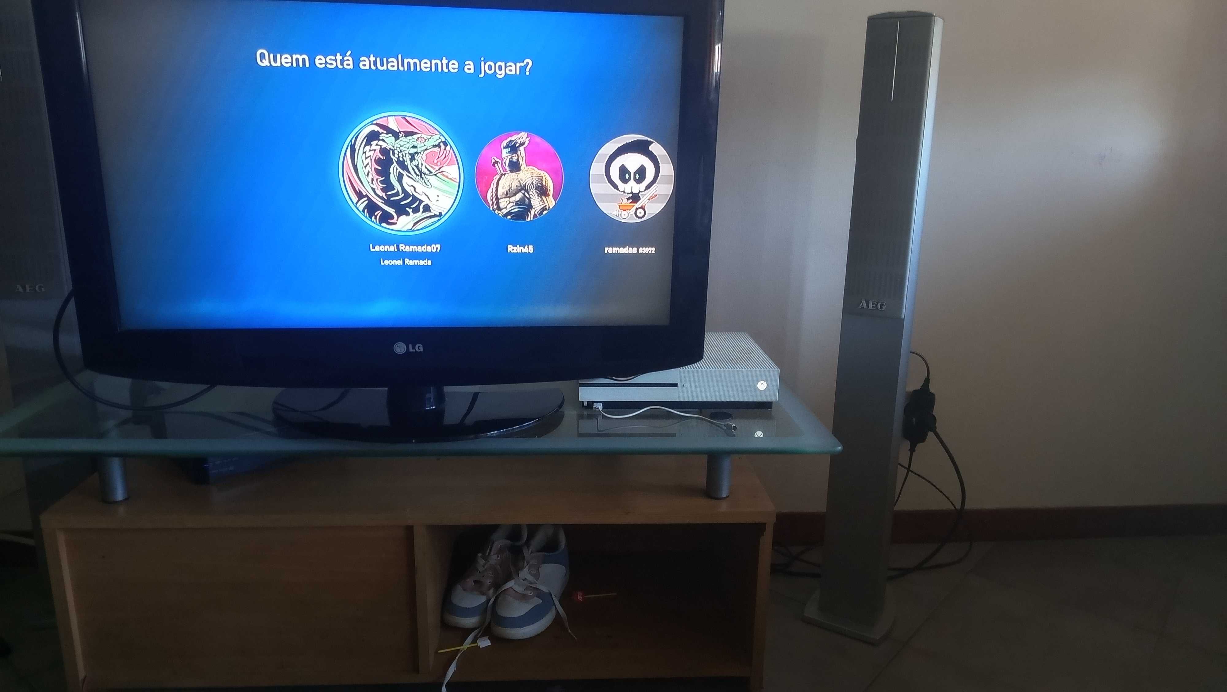 Xbox One s 1tb + kit Logitech G920 330€