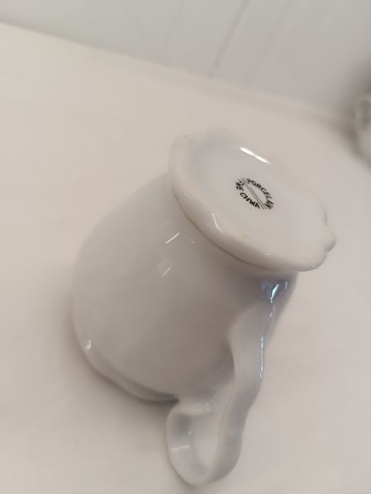Leiteira Porcelana Antiga. Branco com fios Dourados
