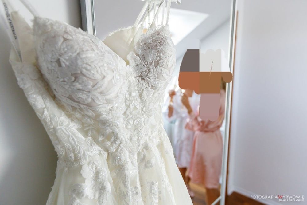 suknia ślubna z salonu Essense of Australia model 3720