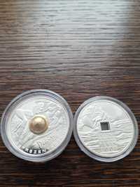 Dwie srebrne monety.
