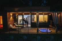 Domek na skale z jacuzzi sauna SPA na wyłączność nad jeziorem majówka