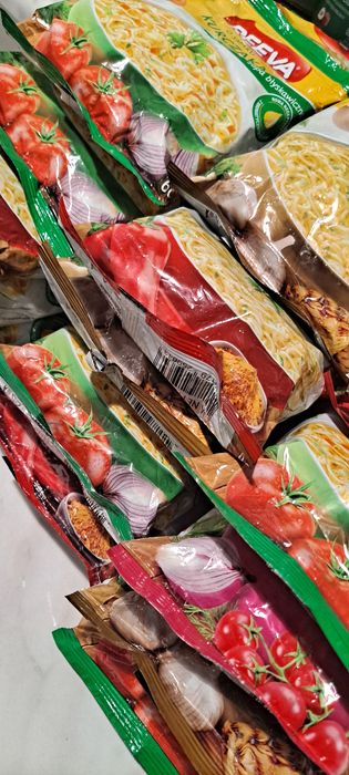 Zupka chińska błyskawiczna Reeva mix smaków 30 sztuk