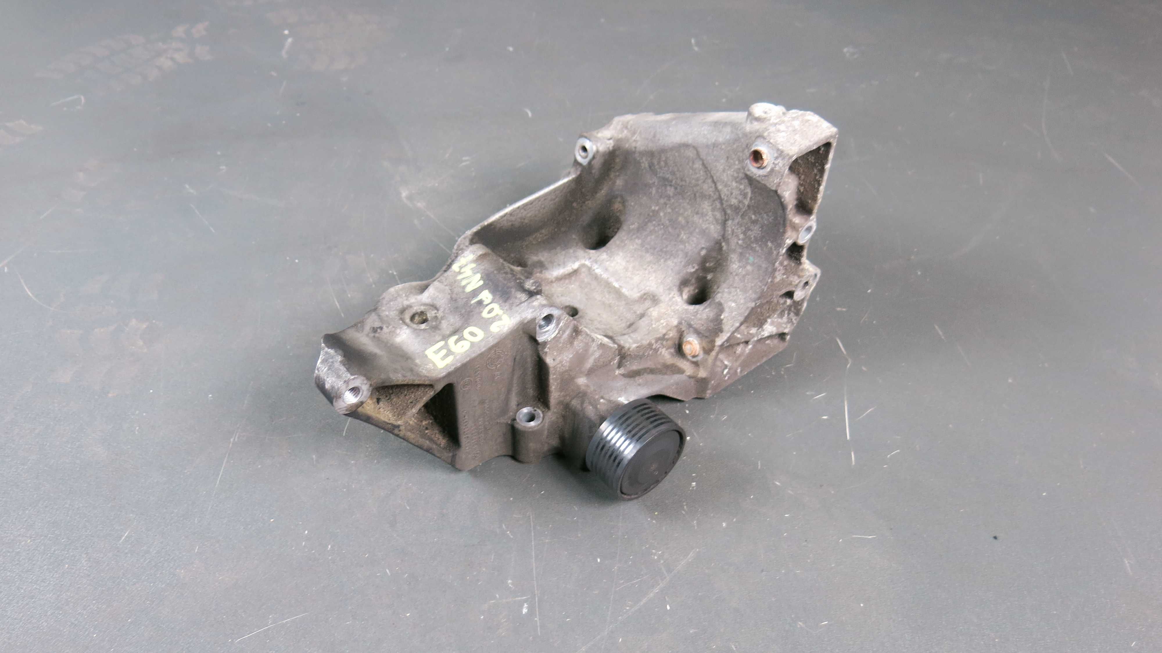 BMW E60 E61 łapa wspornik alternatora rolka 2.0d N47